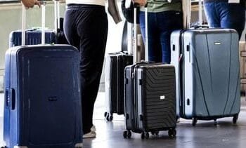 Schiphol druk met terugbezorgen van koffers na storing