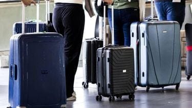Schiphol druk met terugbezorgen van koffers na storing