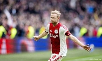 Klaassen en Mokio helpen Ajax aan zege op Feyenoord: 2-0