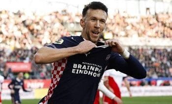 PSV wint ook bij Utrecht en boekt met 14e uitzege op rij record