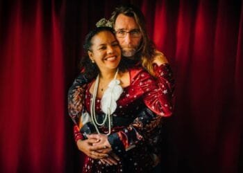 Ken je Dennis van de dierenwinkel en zijn forse schulden nog? Hij is terug