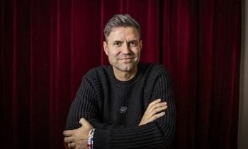 Simon Keizer is in luisterboek na 25 jaar open over de cafébrand