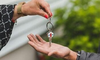 Starters kopen tóch een huis ondanks hoge prijzen: zo doen ze dat