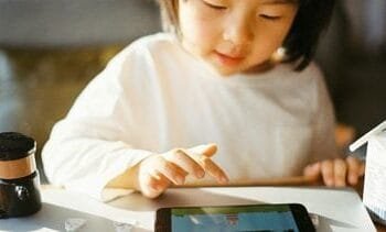 VeiligheidNL roept ouders op om volumebegrenzer aan te zetten