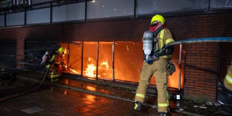 Tientallen bewoners uit woningen gehaald om brand Hellevoetsluis