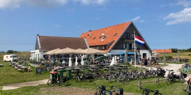 Spending in cafes goes up, but financial problems remain