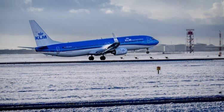 KLM annuleert morgen geen vluchten op Schiphol