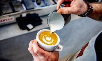 Mensen vaker overdag naar horeca, koffiebars vervangen kroegen