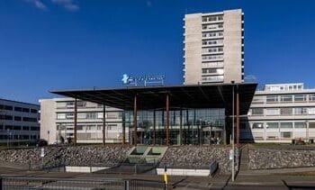 Personenauto rijdt tegen ziekenhuis Heerlen, bestuurder gewond