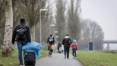Vluchtelingen komen nauwelijks aan het werk, ziet de Rekenkamer: ‘Keuzes nodig’