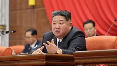 Kim Jong-un prijst Noord-Koreaanse troepen in ‘vreemd land’