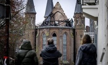 Politie doet onderzoek naar de oorzaak van brand Vondelkerk