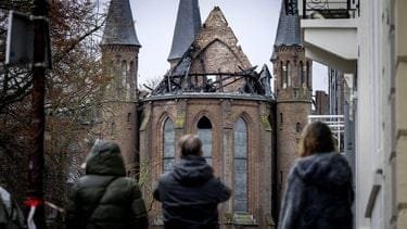 Politie doet onderzoek naar de oorzaak van brand Vondelkerk