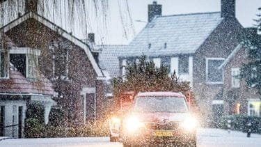 Zo hoog is de boete als je rijdt met sneeuw op je dak