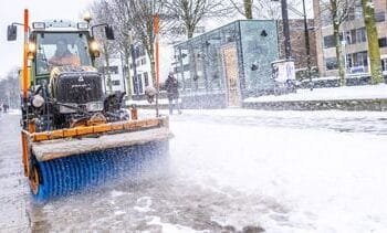 Dit is de reden dat je een strooiwagen beter niet inhaalt