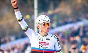 Van der Poel wint wereldbeker na machtsvertoon in Hoogerheide