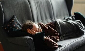 Hoe komt het dat we in de winter zo moe zijn?