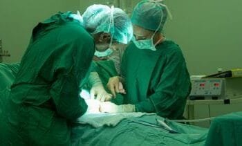 Jonge vrouwen steeds vaker naar het buitenland voor buikoperaties