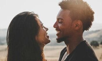 Echt gelukkiger met een relatie? Dit zegt de wetenschap