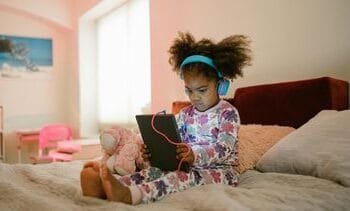 Wil je je kind een taalvoorsprong geven? Leg de tablet weg en doe dít