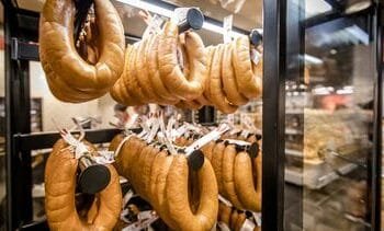 Na golf aan kritiek is de ‘echte’ HEMA-rookworst terug