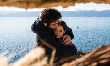 Waarom warme knuffels zo goed voelen voor je brein