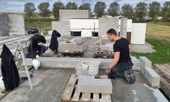 Deze vier jongeren bouwen samen één huis, als antwoord op de woningcrisis: ‘300 vierkante meter’