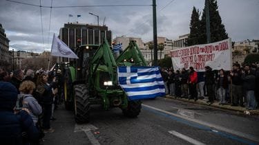 Griekse boeren protesteren met tractoren in Athene