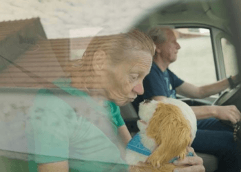 Wil heeft Alzheimer, haar Hans (70) rijdt haar in een camper door heel Europa: ‘Dat is mijn plicht’