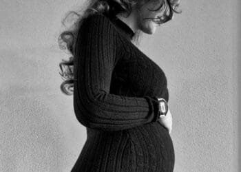 Robin (30) was zwanger toen haar contract niet werd verlengd, mag dat wel?