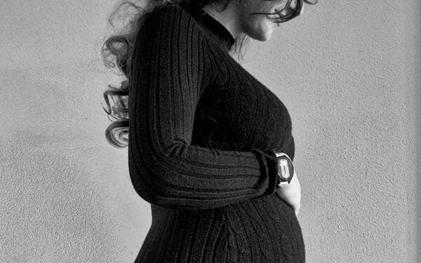 Robin (30) was zwanger toen haar contract niet werd verlengd, mag dat wel?