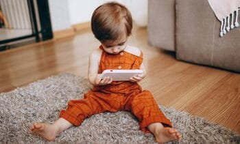 Peuters met veel schermtijd leren woorden op een andere manier