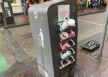 Half of Dutch teenagers down 90 sugar cubes in drinks a week