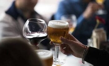 Alcohol waar je kind bij is? Onderzoek wijst op invloed van ouders