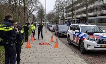 Politie deelt beelden van verdachten aanslag bij joodse school