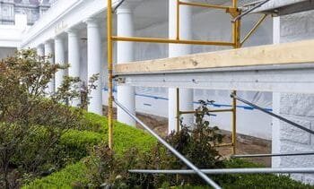 Rechter VS legt bouw balzaal Witte Huis tijdelijk stil