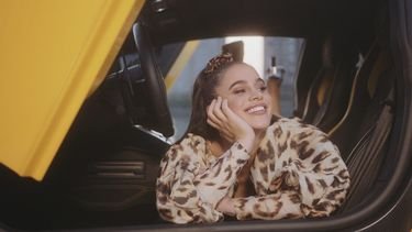 Elieve rijdt haar auto aan gort in de drive-thru: ‘Jij kan ook niets!’