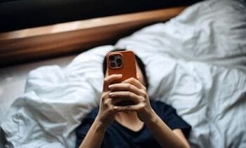 Eén uur minder social media maakt jongeren minder eenzaam