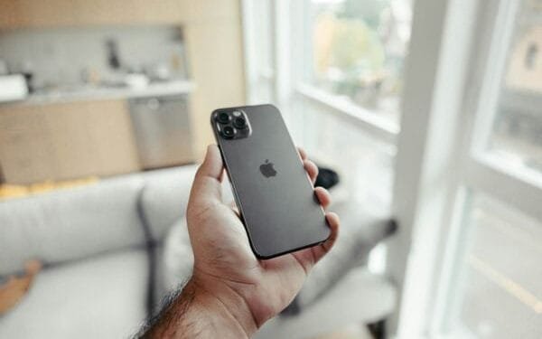 Deze kabel heeft iedereen in huis en vernielt stilletjesaan je smartphone