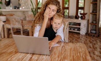 Vooral vrouwen vallen vaker en langer uit door stress