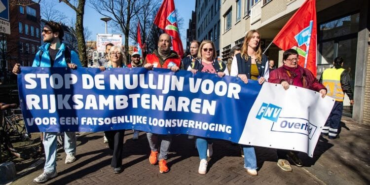 National civil servants strike in protest at pay freeze