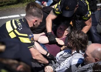 Politie houdt ruim 200 demonstranten aan na XR-blokkade A12