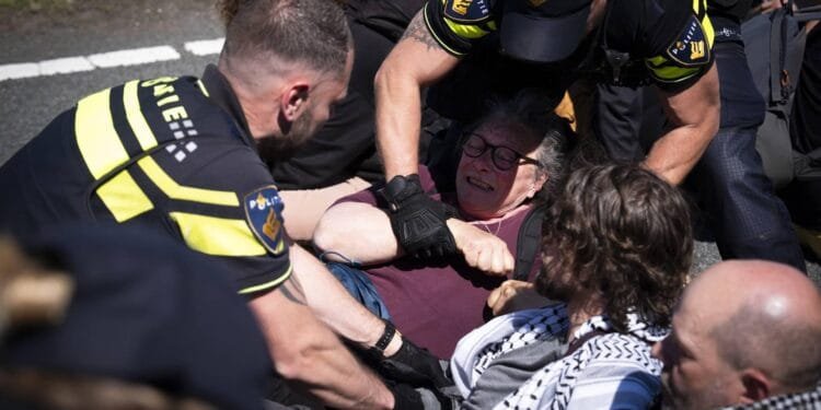 Politie houdt ruim 200 demonstranten aan na XR-blokkade A12