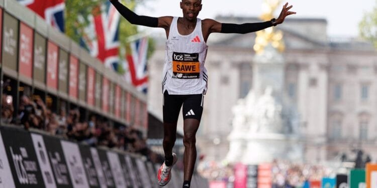 Keniaan Sawe wint marathon in wereldrecord van onder de 2 uur