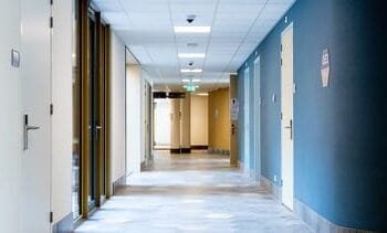 De Staat voor het eerst aangeklaagd om lange wachttijden in de ggz