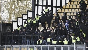 ME ontruimt vak met PEC-fans bij IJsselderby om gezichtsbedekking