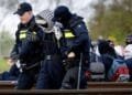 Politie verwijdert bezetters Betuwelijn, tientallen aanhoudingen