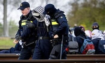 Politie verwijdert bezetters Betuwelijn, tientallen aanhoudingen