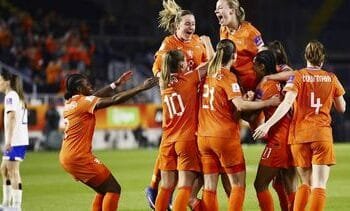 Gehavende Oranjevrouwen verrassen Frankrijk in WK-kwalificatie