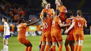 Gehavende Oranjevrouwen verrassen Frankrijk in WK-kwalificatie